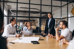 gallery/grupo-personas-trabajando-plan-negocios-oficina_1303-15871